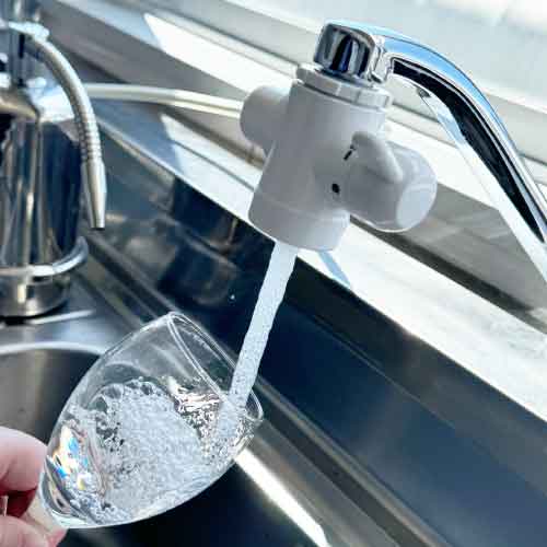 切替コック（原水）から水道水が出る様子