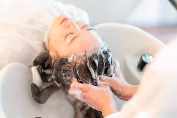 ヘッドスパするイメージ画像