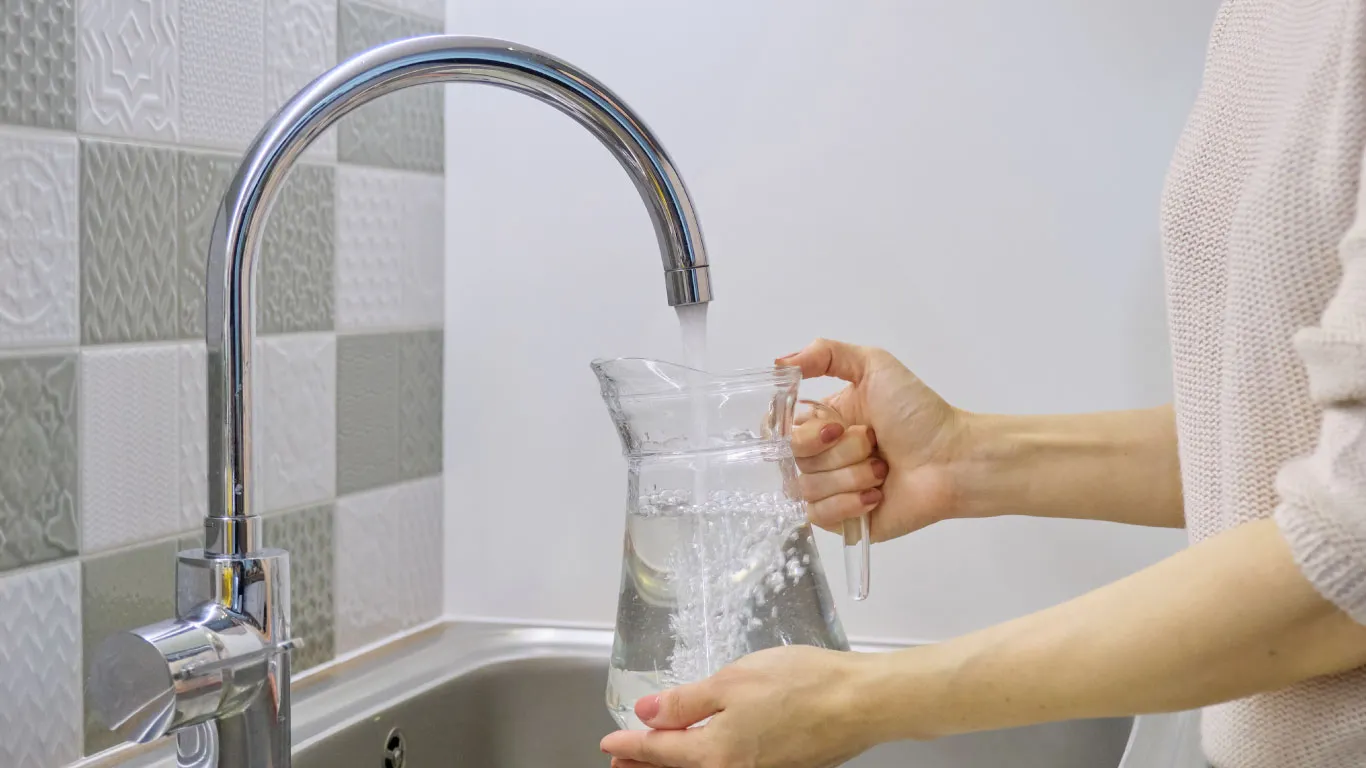 浄水器の水を容器に汲む様子