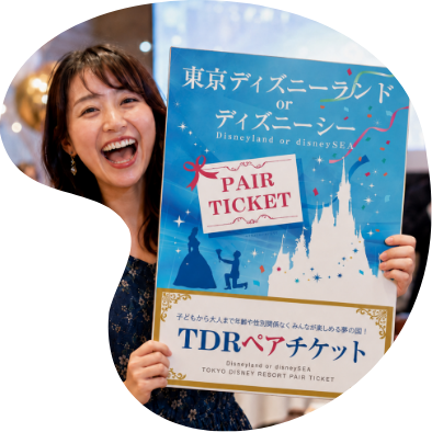 ディズニーチケットの景品パネルを持つ当選者