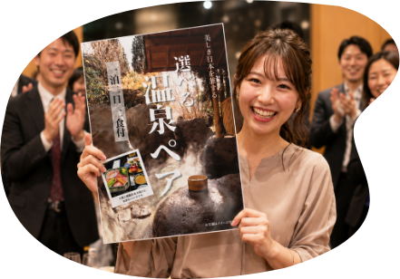 温泉の景品パネルを持つ当選者