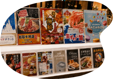 温泉の景品パネルを持つ当選者