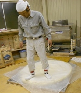 森脇製麺の半田そうめん 生地を踏む製造工程