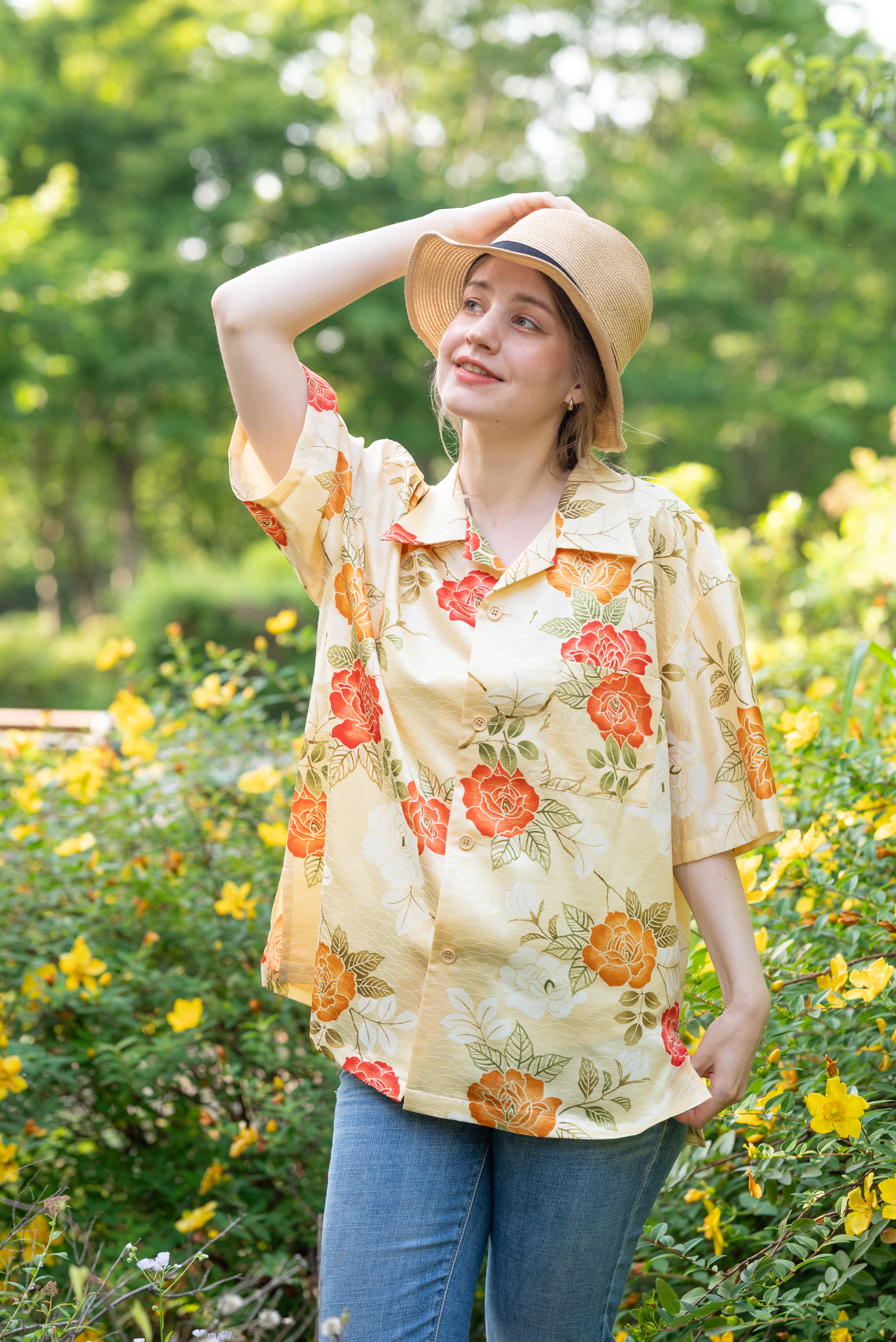 日の本アロハを着て花畑に立つ女性