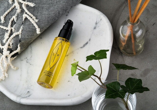 オーガニック植物オイルとエキス配合の優しいデリケートゾーン用オイル。