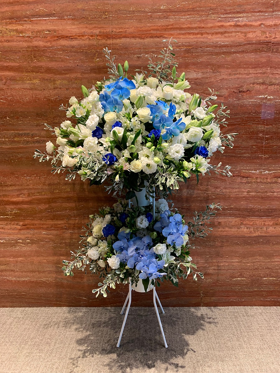 ベルサール新宿グランド 納品例・青×白の2段スタンド花