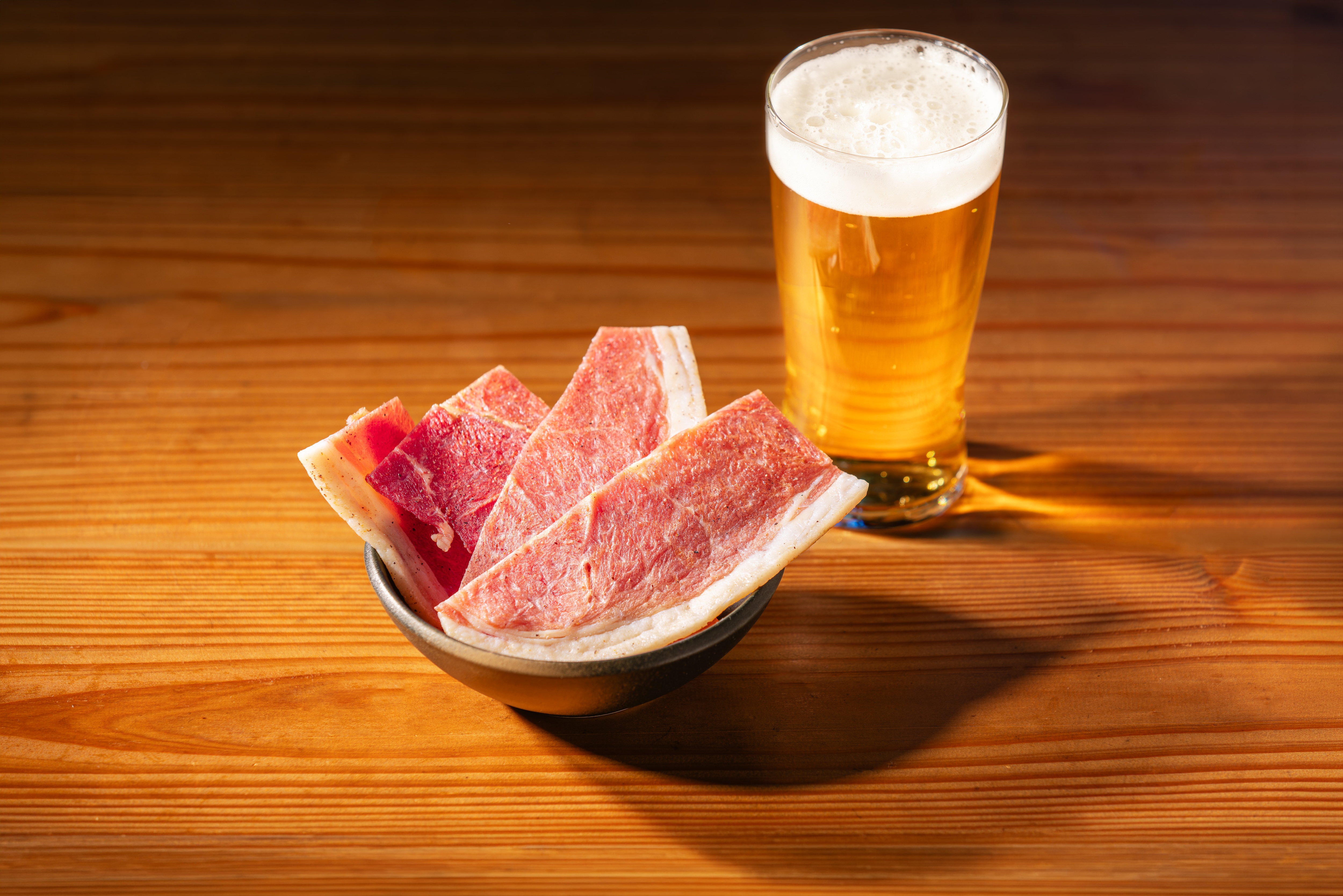 ハムのスライスとビール