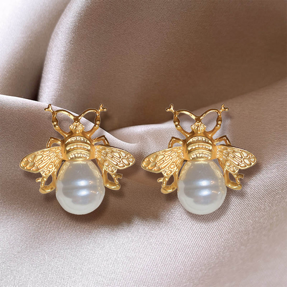 VeroMan BIJOU＋ ミツバチ ピアス 蜂モチーフ パールミックス