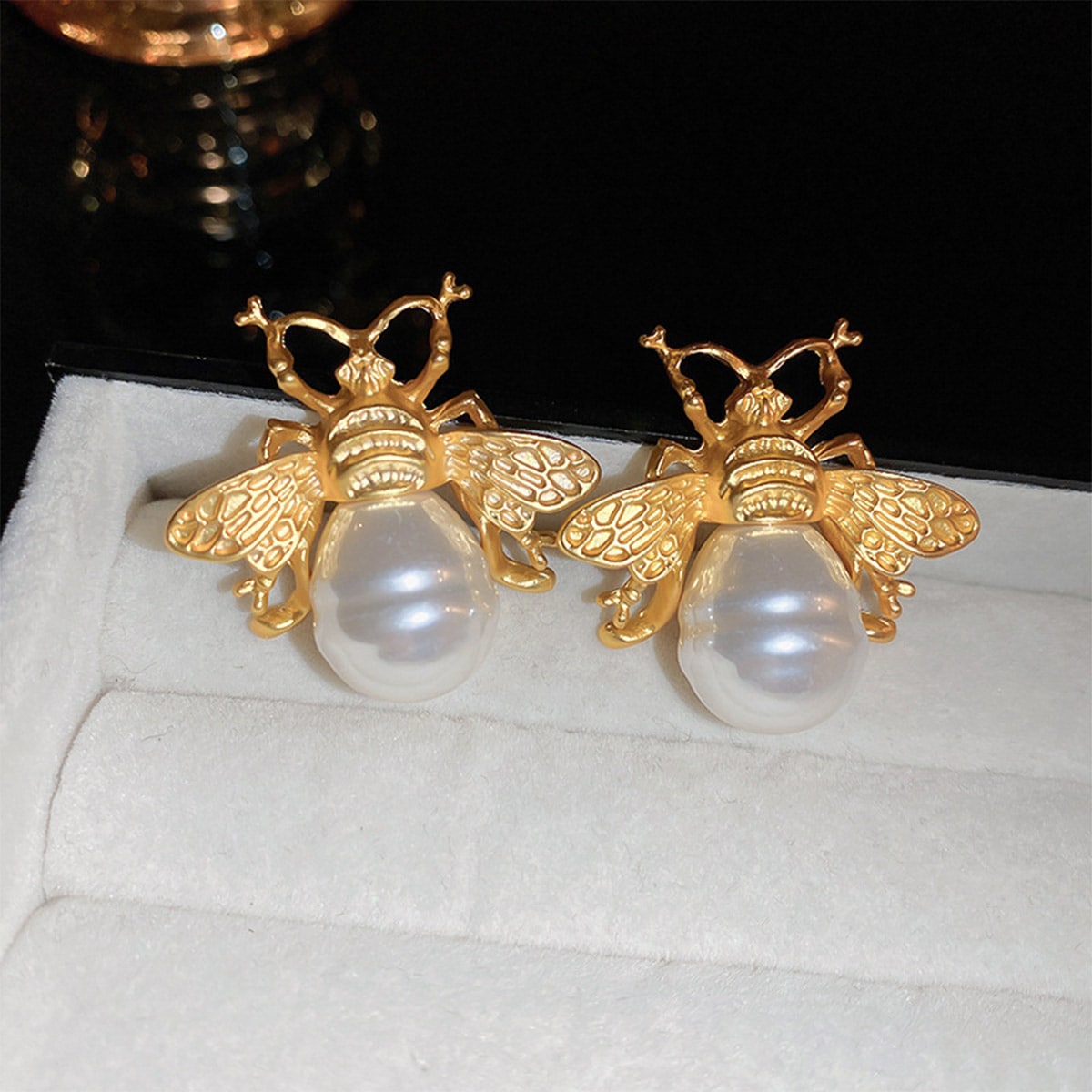 VeroMan BIJOU＋ ミツバチ ピアス 蜂モチーフ パールミックス