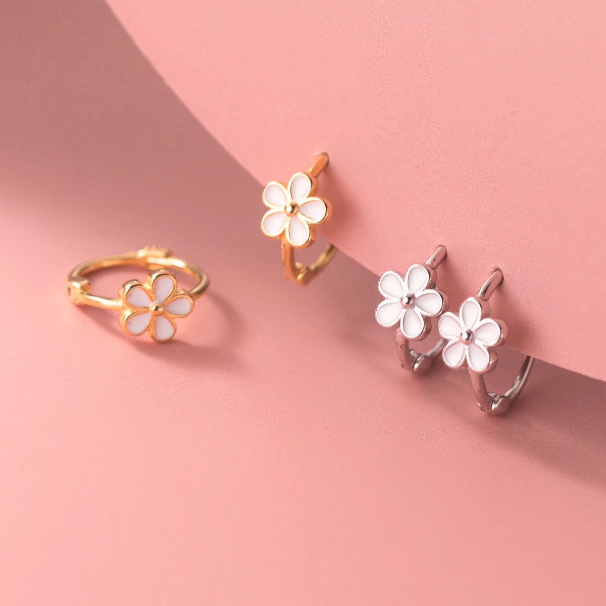 VeroMan BIJOU+ プレーンフープピアス 花アクセント フラワー 