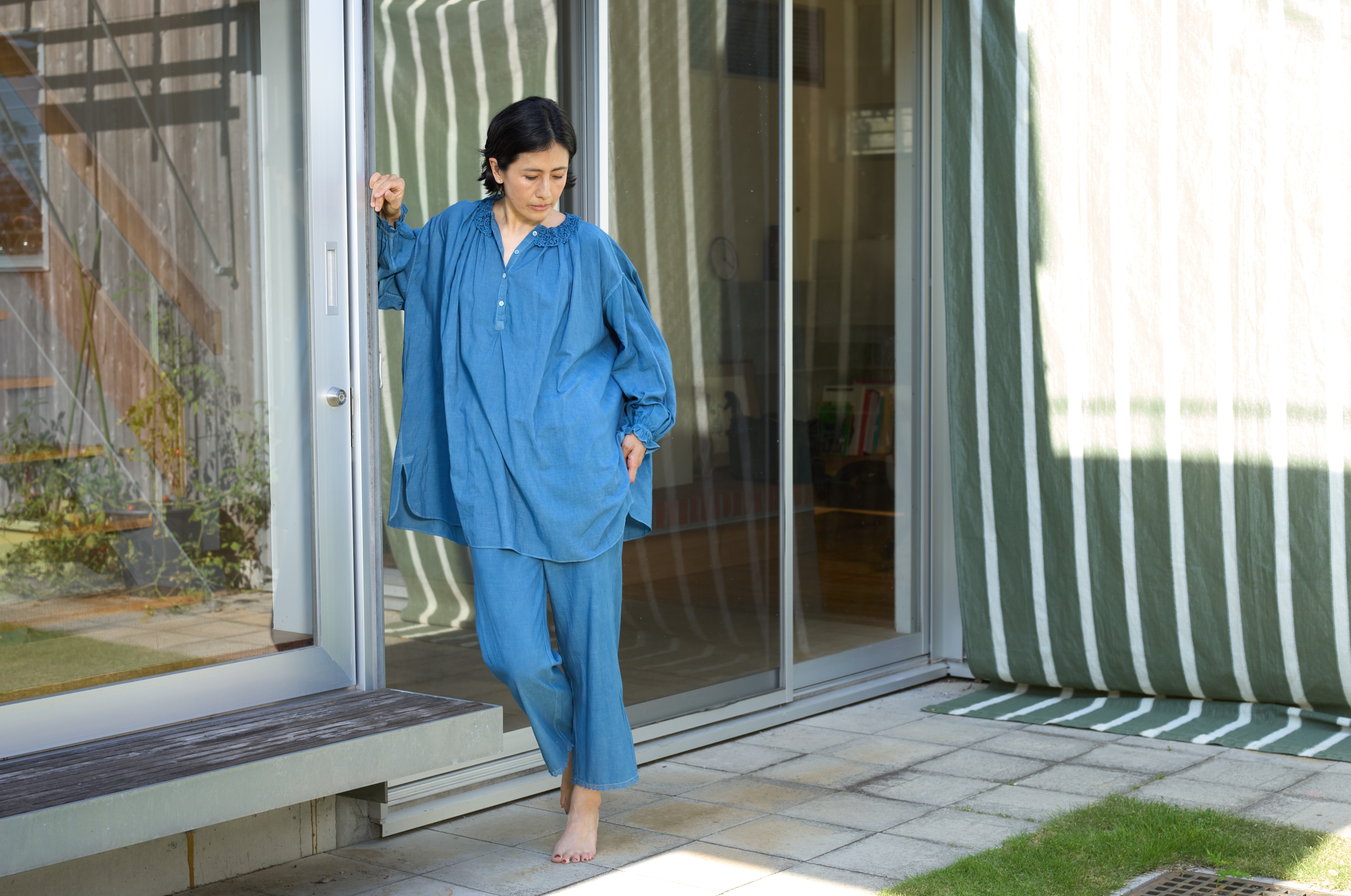 藍をまとう長谷川理恵さん LOOK 01
