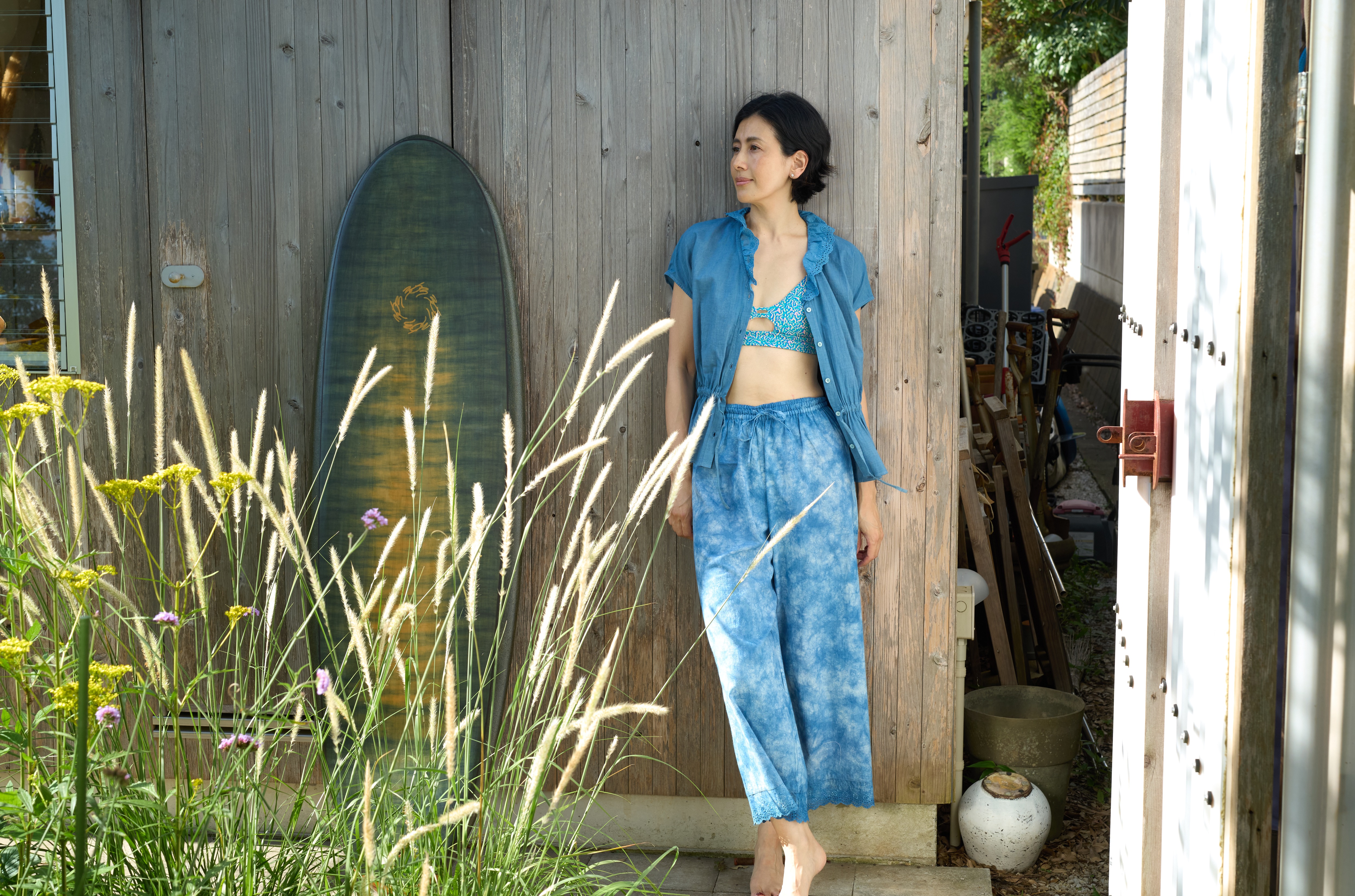 藍をまとう長谷川理恵さん LOOK 02