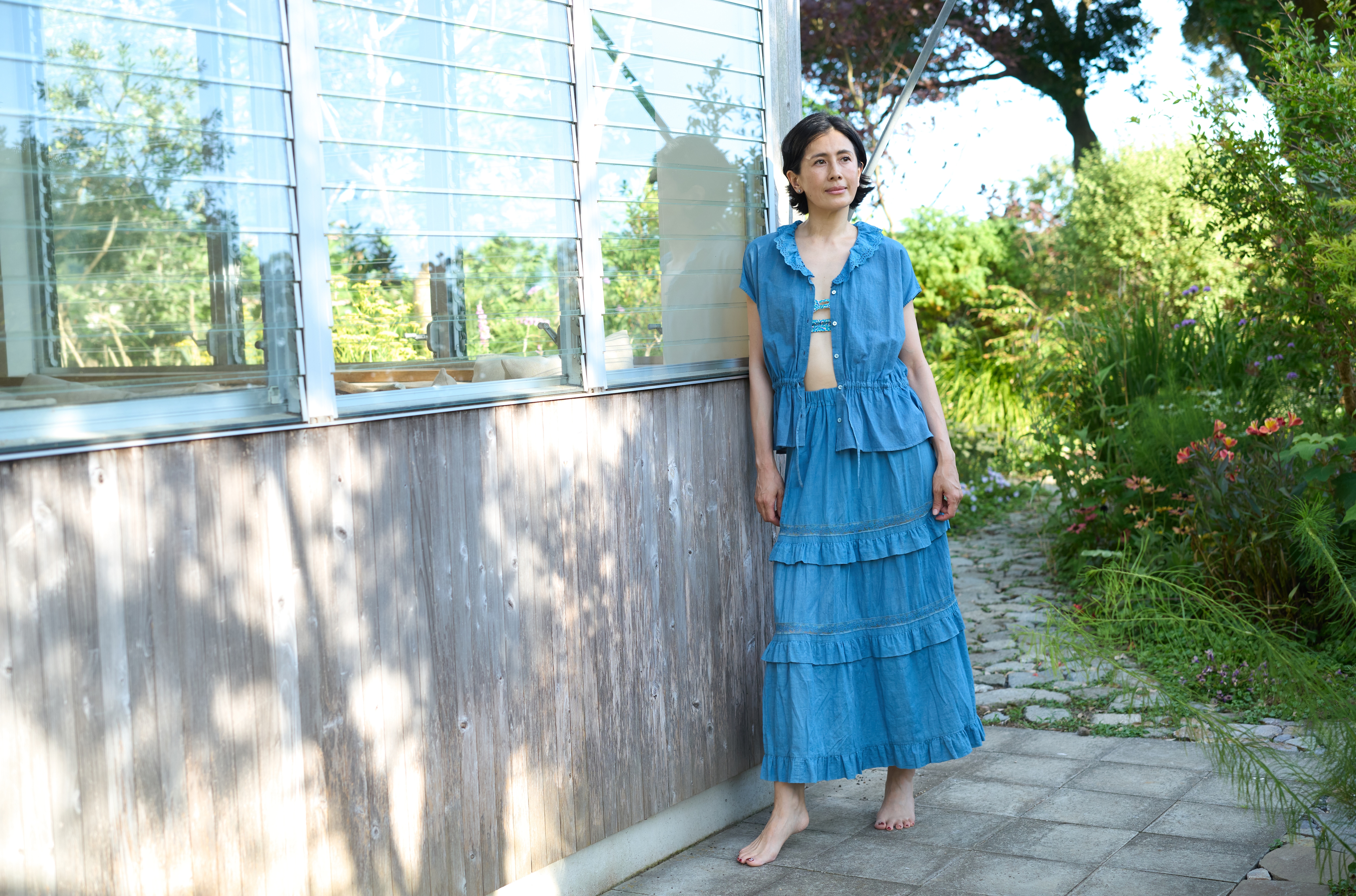 藍をまとう長谷川理恵さん LOOK 04