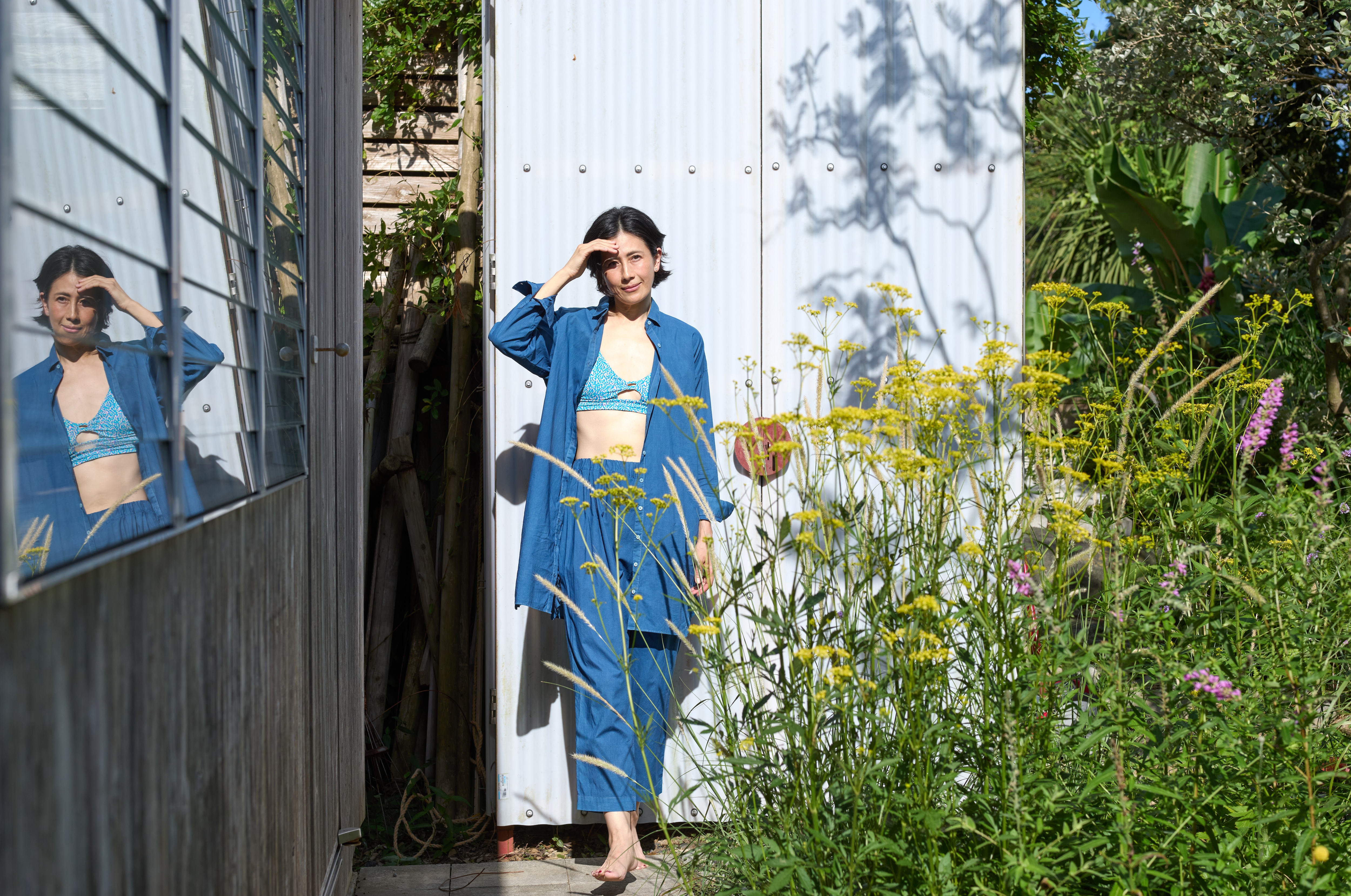 藍をまとう長谷川理恵さん LOOK 05