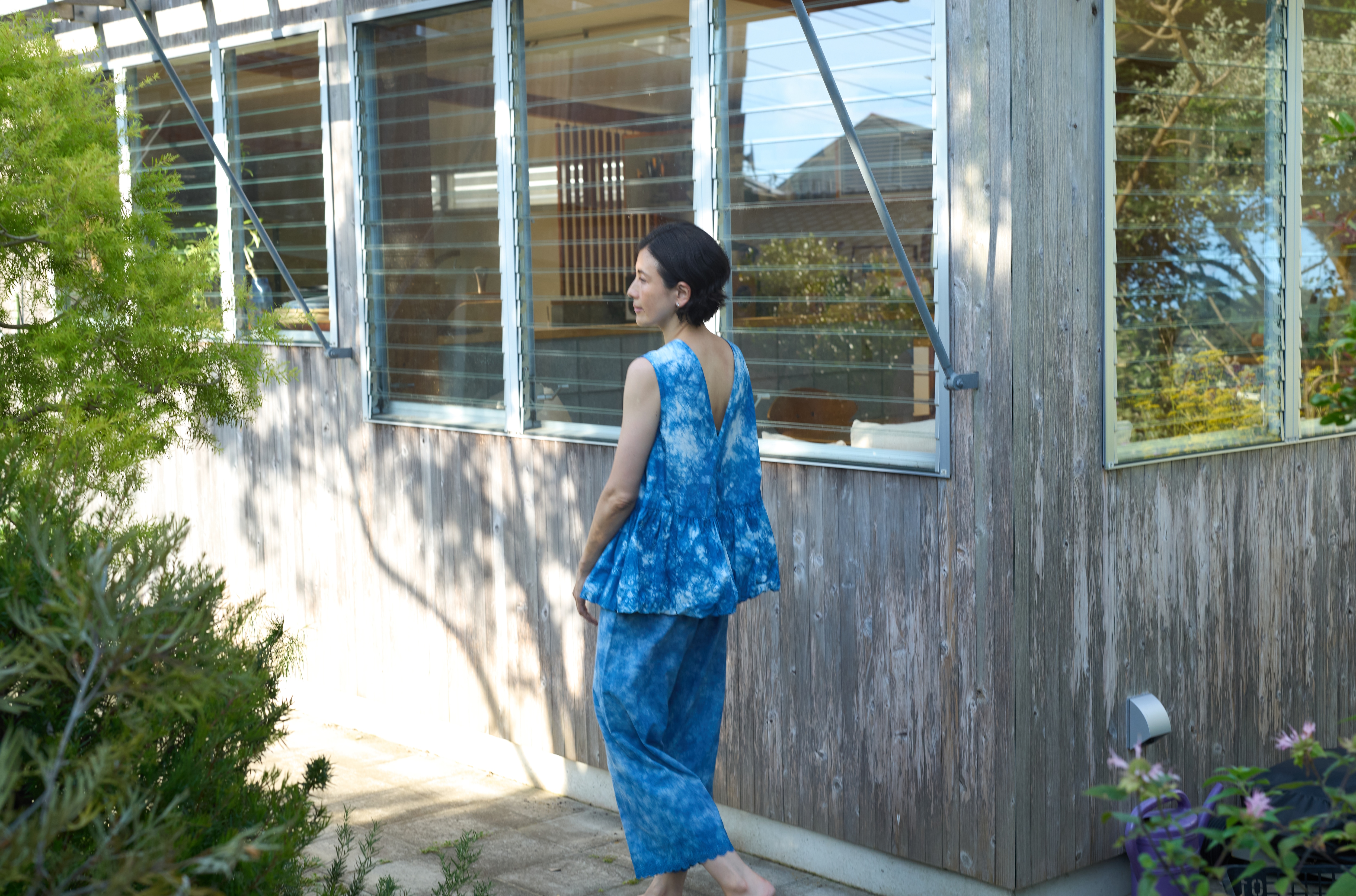 藍をまとう長谷川理恵さん LOOK 06