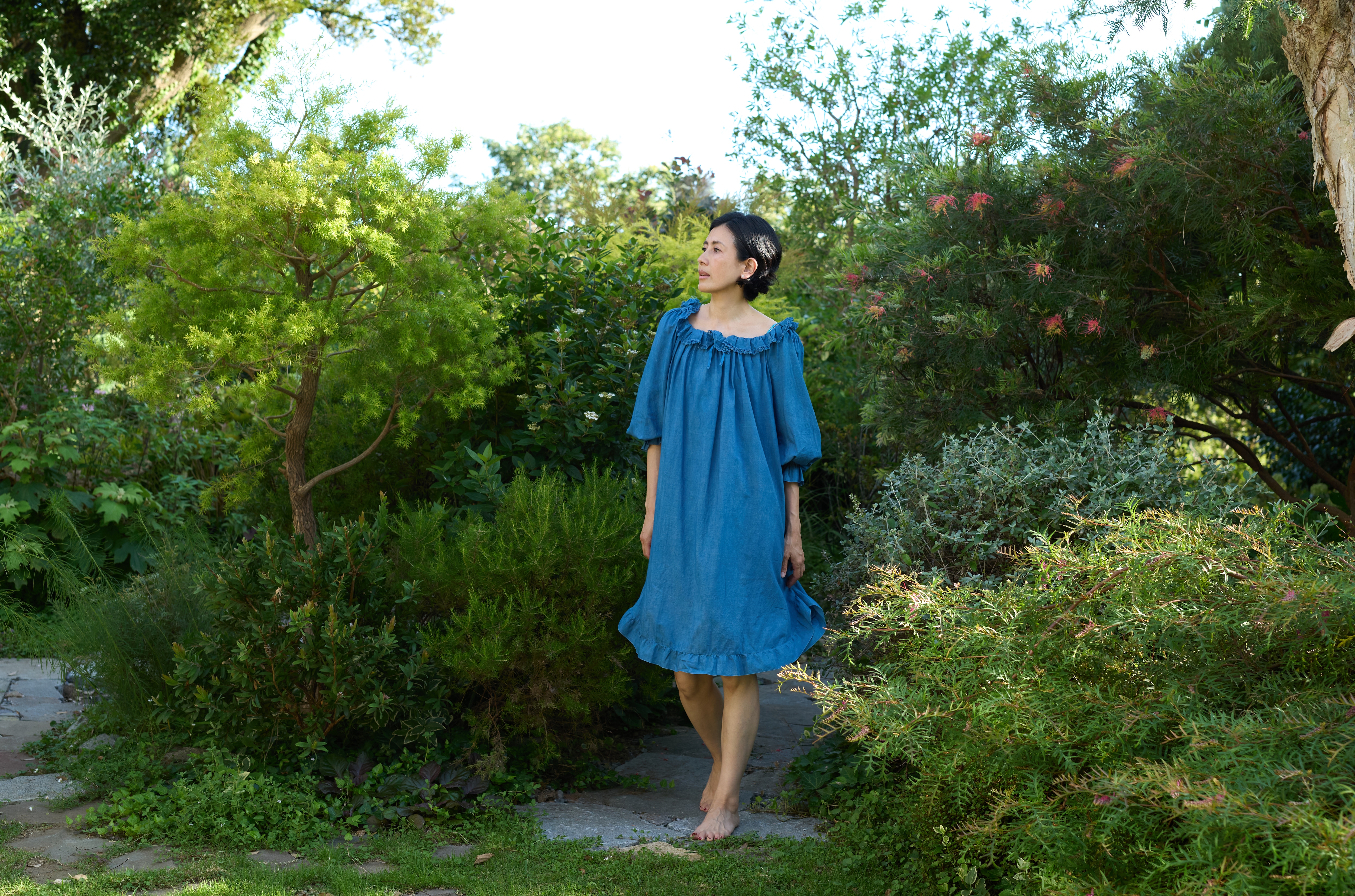 藍をまとう長谷川理恵さん LOOK 07