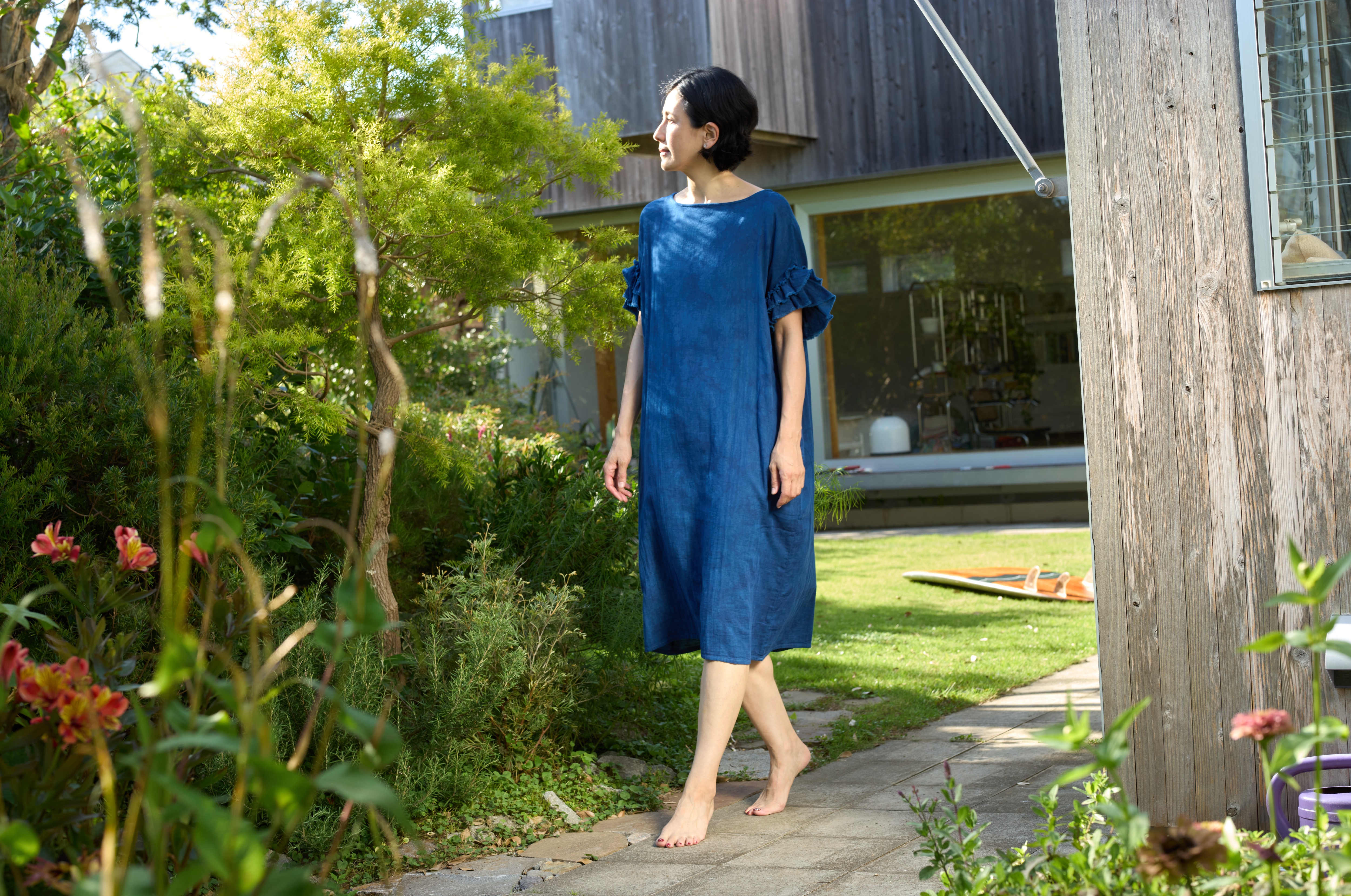 藍をまとう長谷川理恵さん LOOK 08