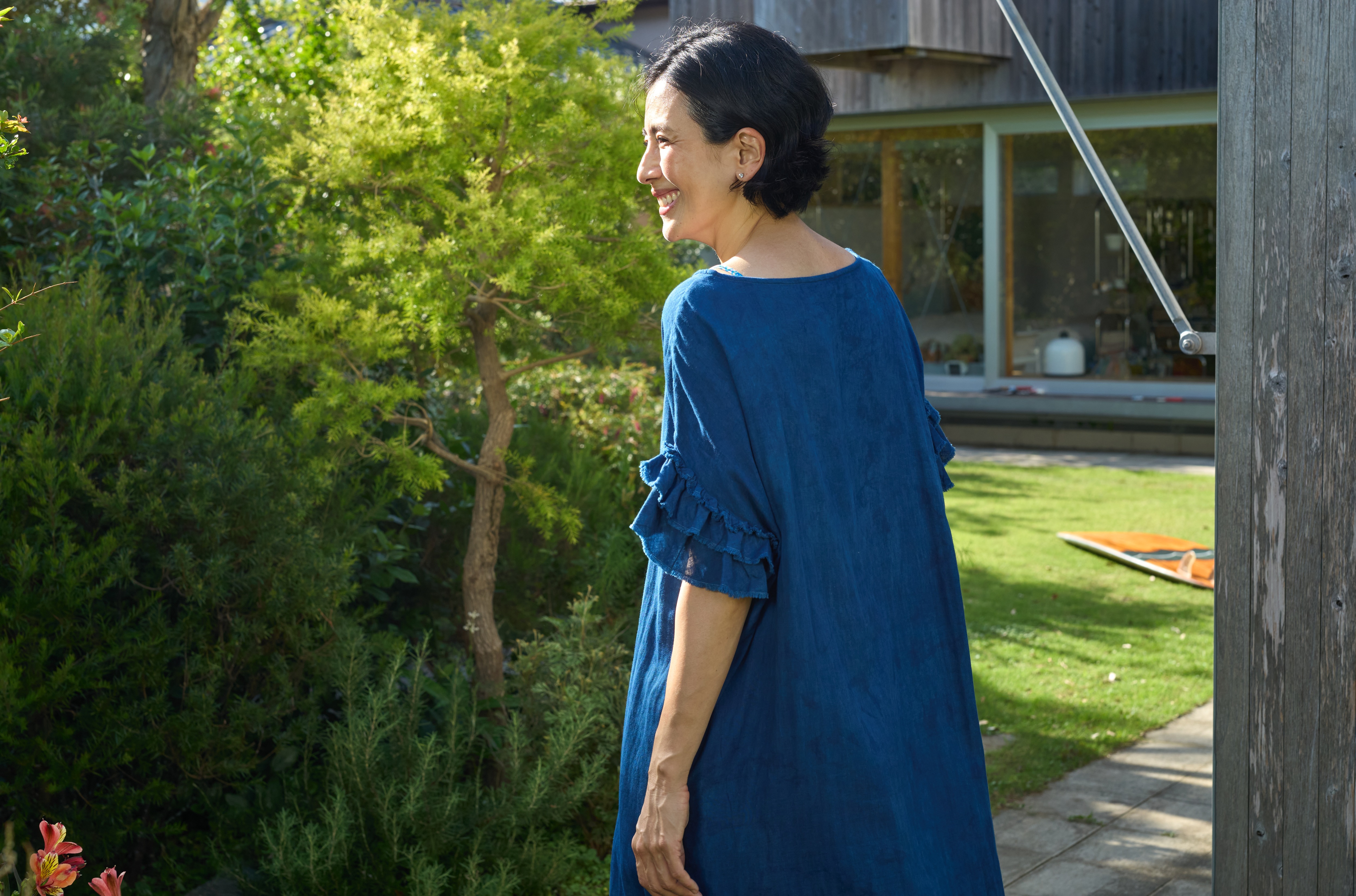 藍をまとう長谷川理恵さん