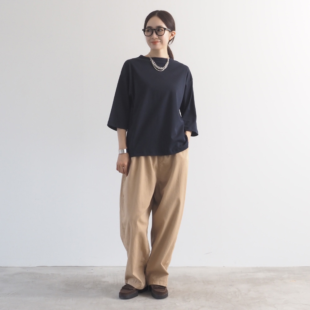 スビンプラチナスムース クラッシーシャツ7分袖　Tシャツを着た女性の全身
