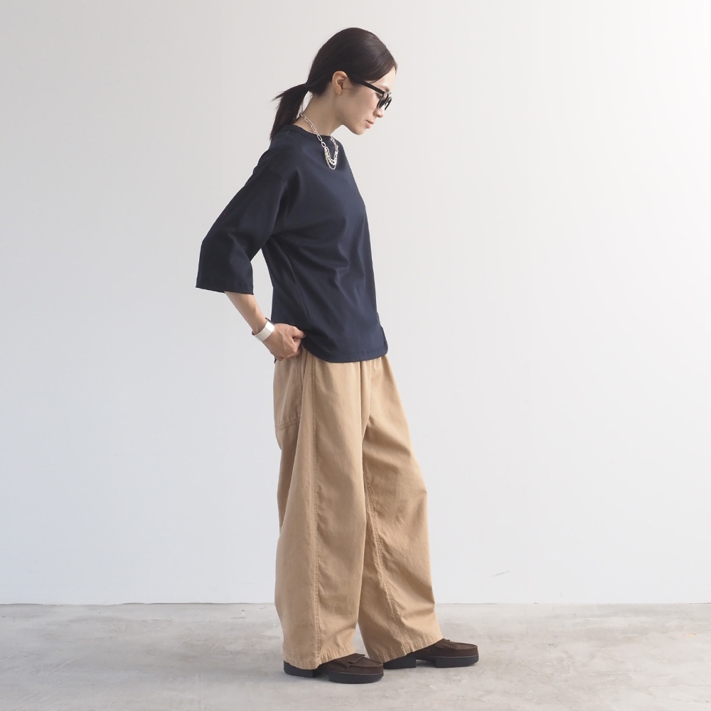 スビンプラチナスムース クラッシーシャツ7分袖　Tシャツを着た女性の全身