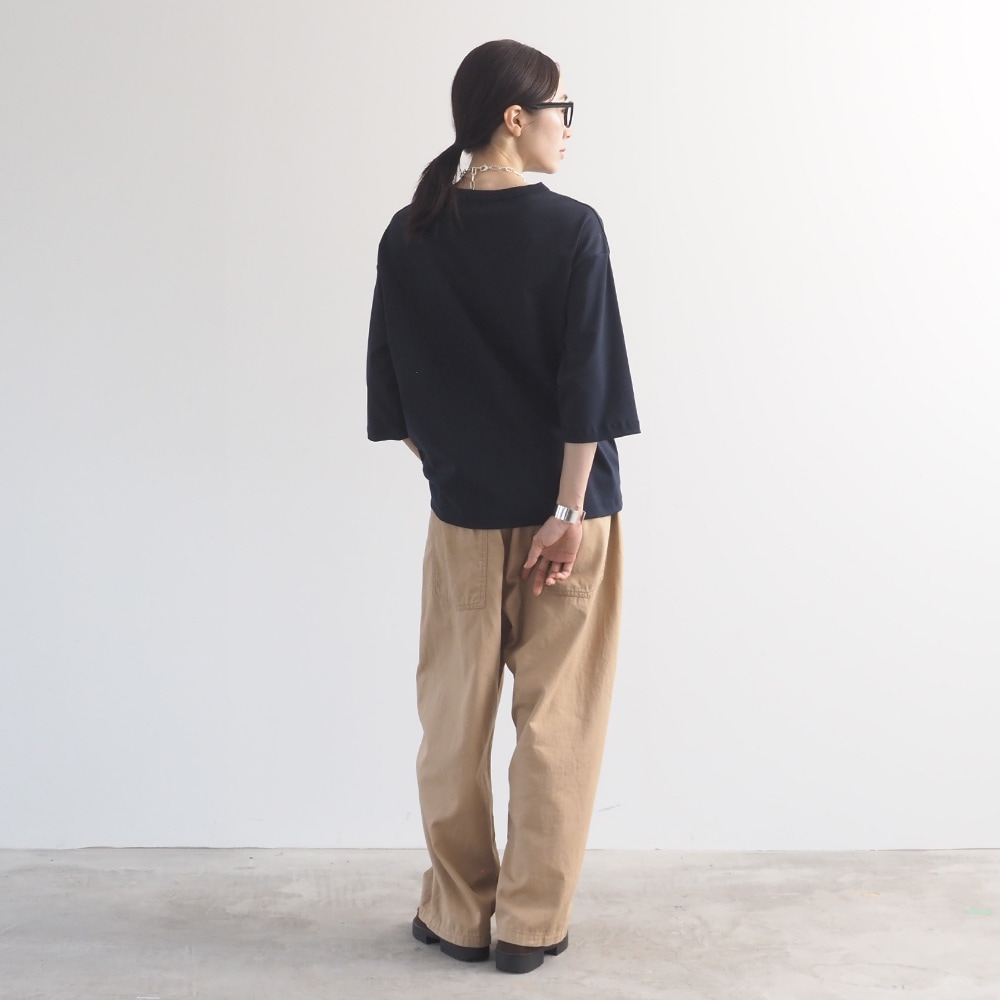 スビンプラチナスムース クラッシーシャツ7分袖　Tシャツを着た女性の全身