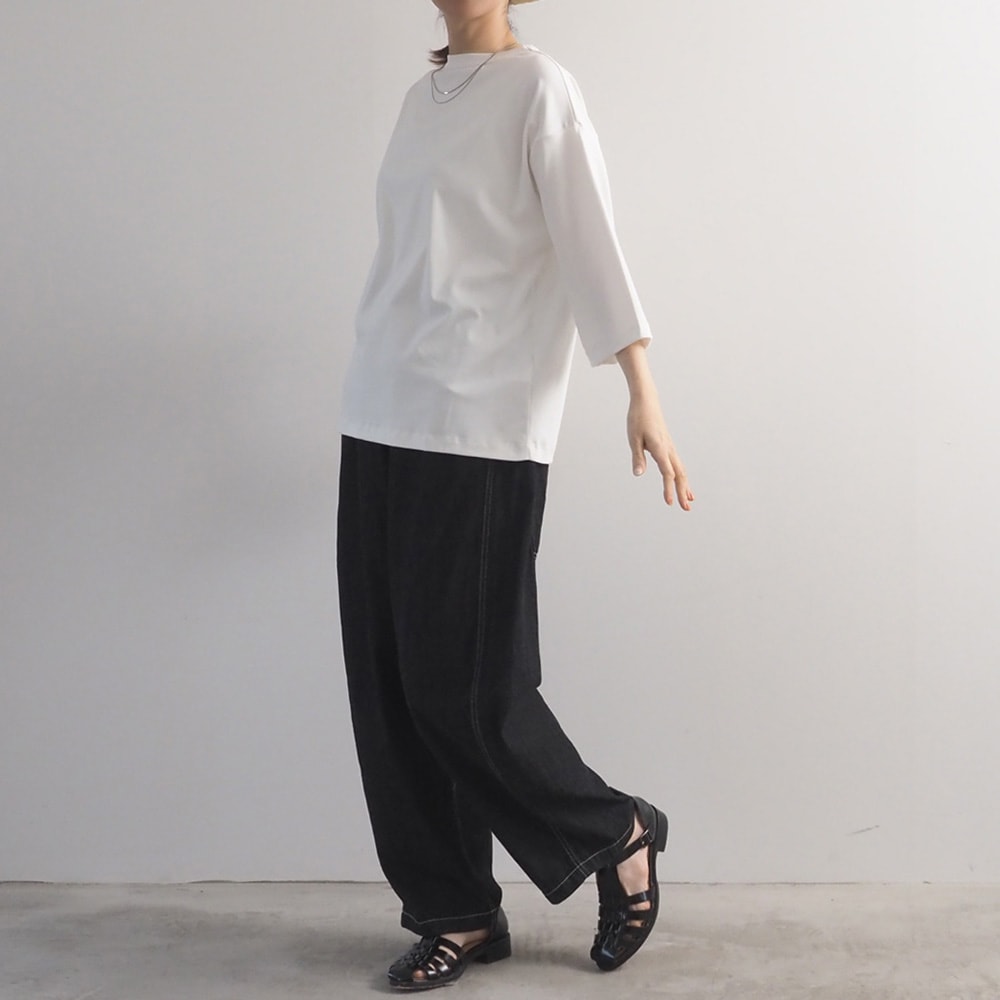 スビンプラチナスムース クラッシーシャツ7分袖　Tシャツを着た女性の全身
