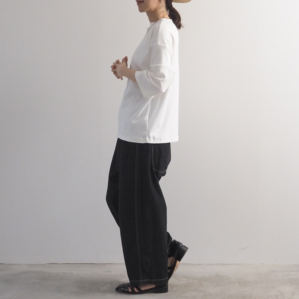 スビンプラチナスムース クラッシーシャツ7分袖　Tシャツを着た女性の全身