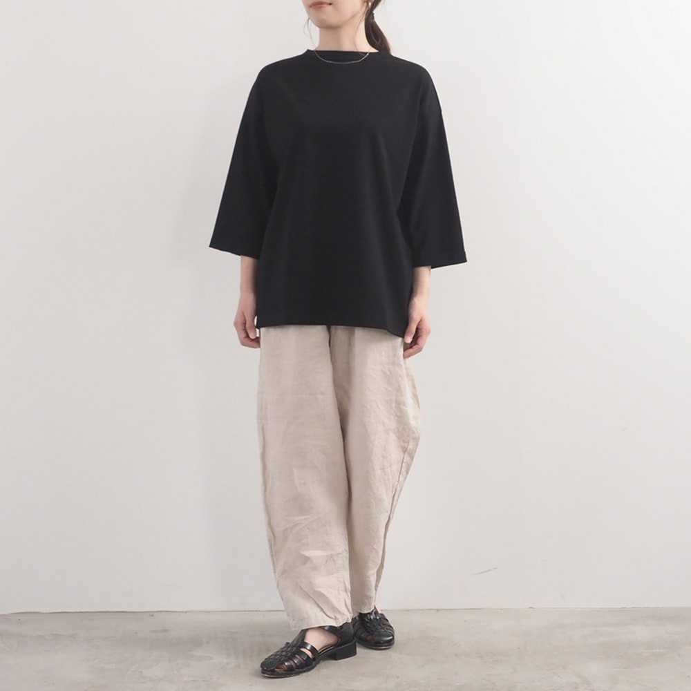 スビンプラチナスムース クラッシーシャツ7分袖　Tシャツを着た女性の全身