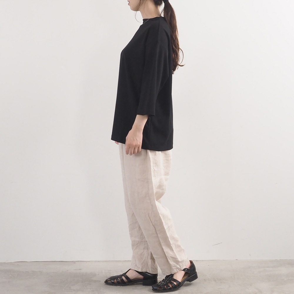 スビンプラチナスムース クラッシーシャツ7分袖　Tシャツを着た女性の全身