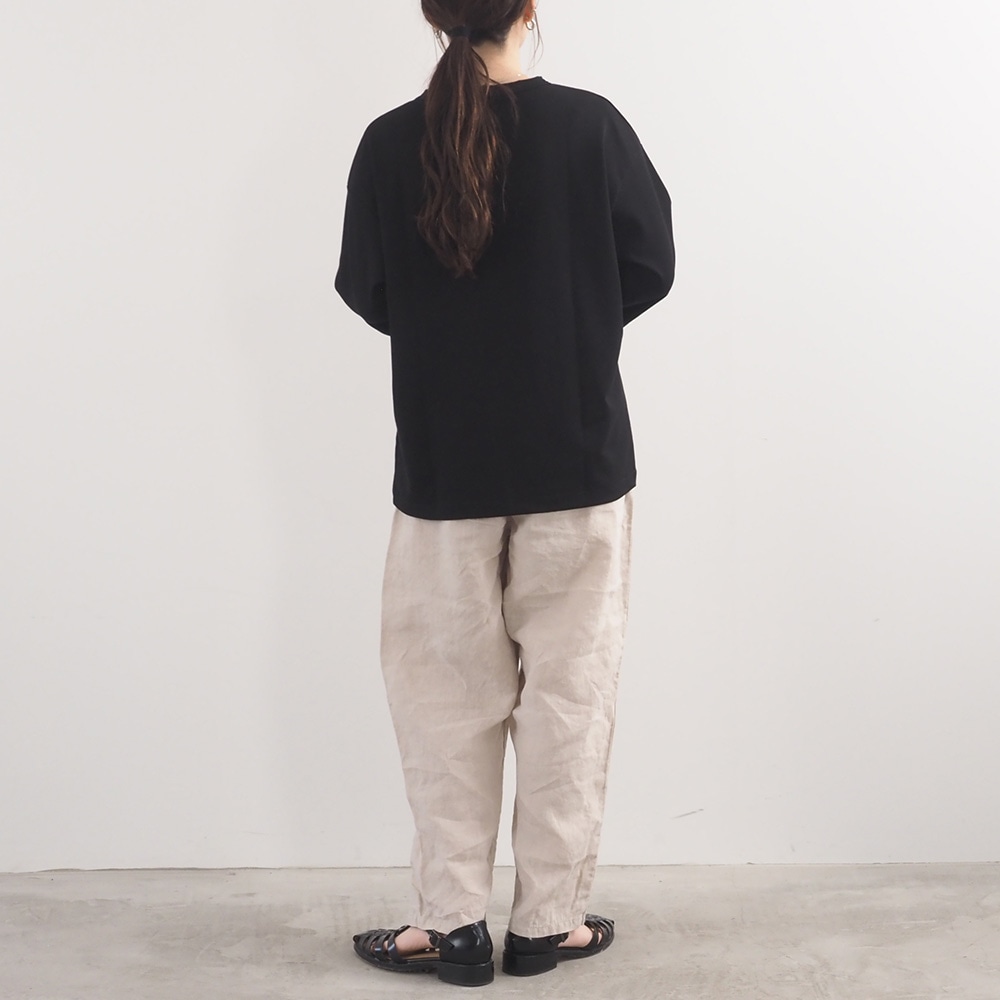 スビンプラチナスムース クラッシーシャツ7分袖　Tシャツを着た女性の全身