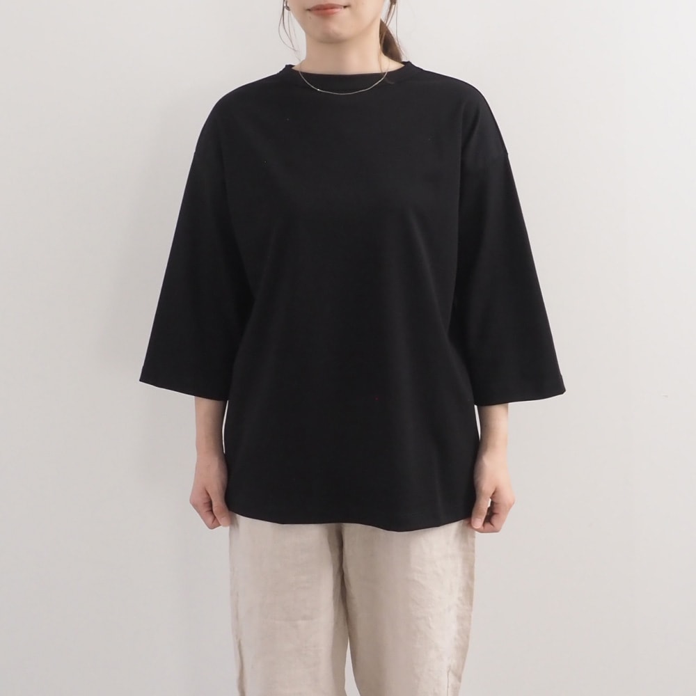 スビンプラチナスムース クラッシーシャツ7分袖　Tシャツを着た女性の全身