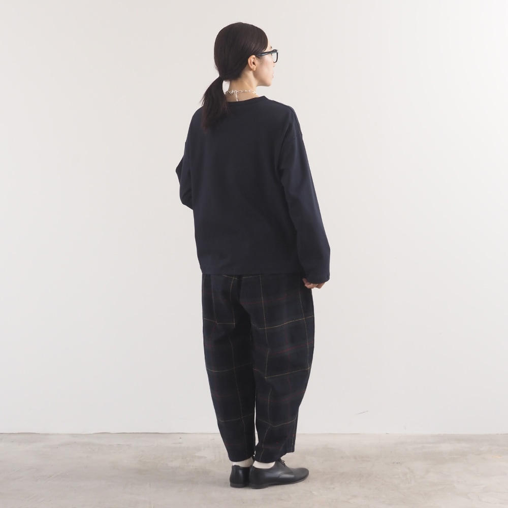 スビンプラチナスムース クラッシーシャツ長袖 長袖を着た女性の全身
