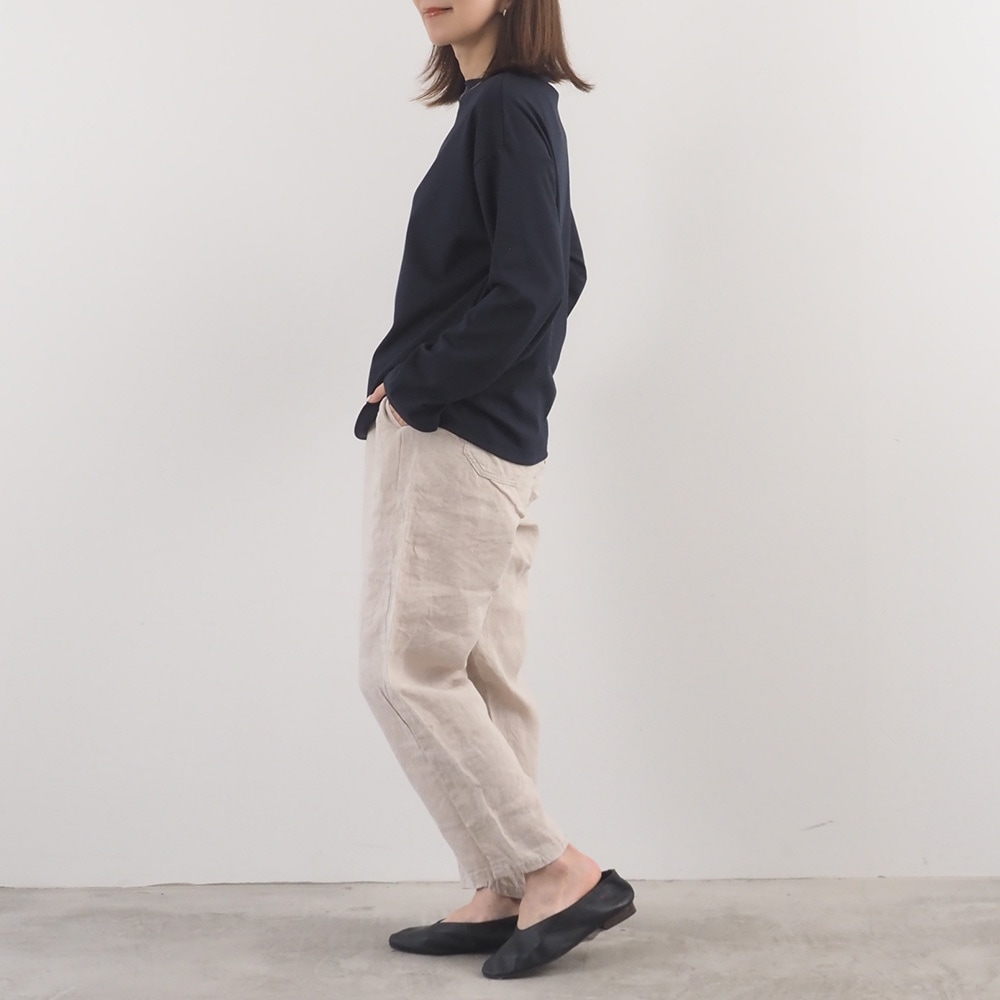 スビンプラチナスムース クラッシーシャツ長袖 長袖を着た女性の全身