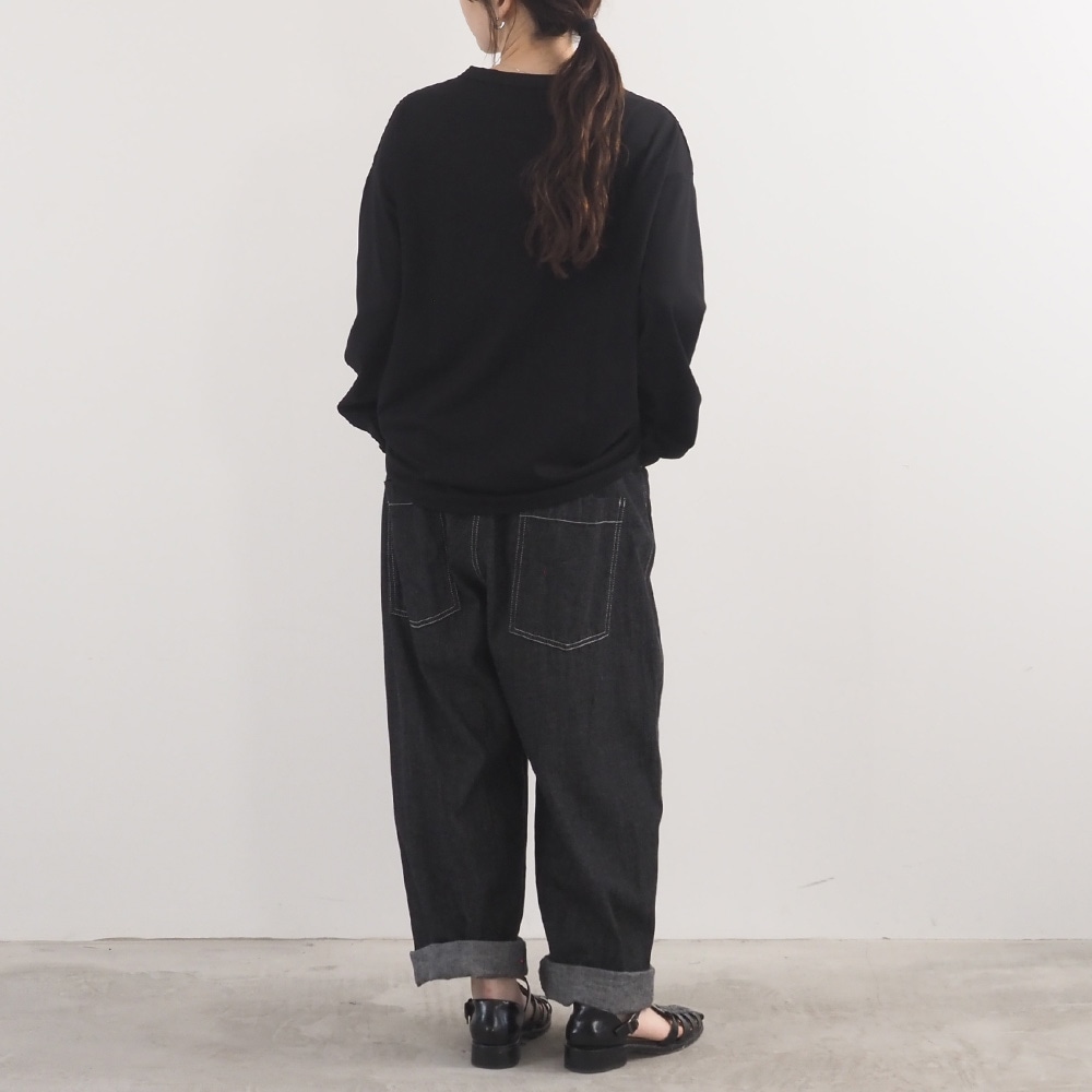 スビンプラチナスムース クラッシーシャツ長袖 長袖を着た女性の全身