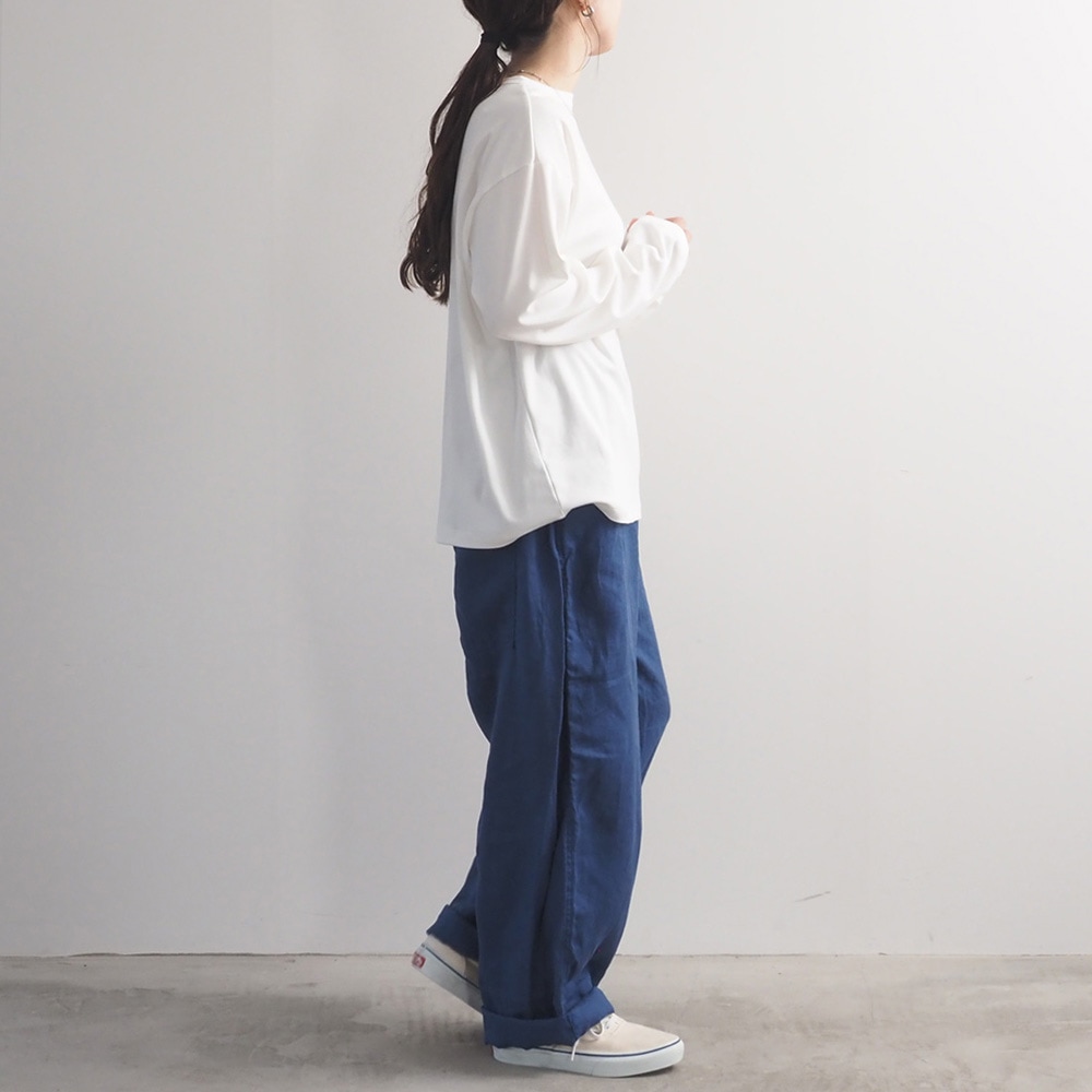 スビンプラチナスムース クラッシーシャツ長袖 長袖を着た女性の全身