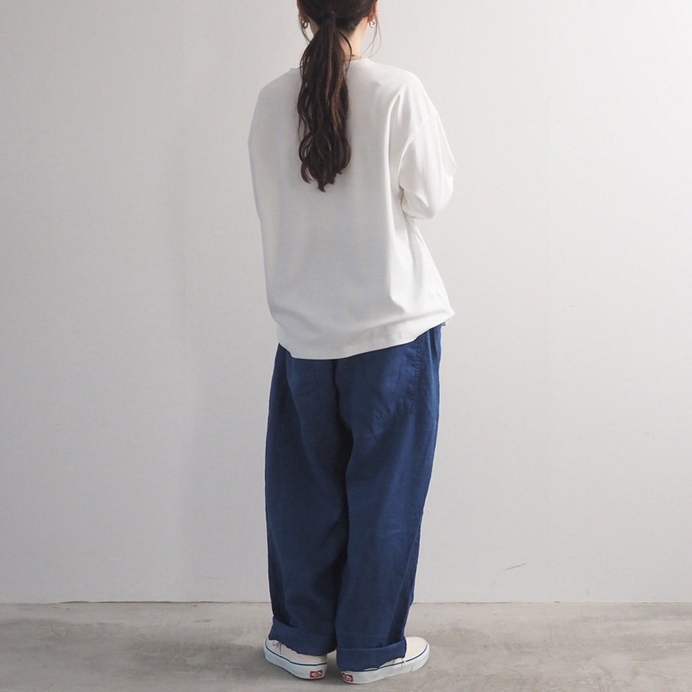 スビンプラチナスムース クラッシーシャツ長袖 長袖を着た女性の全身
