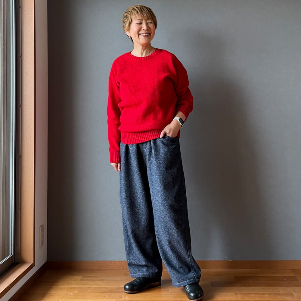 毛七デニム ひつじのノッポパンツ　パンツを着た女性の全身