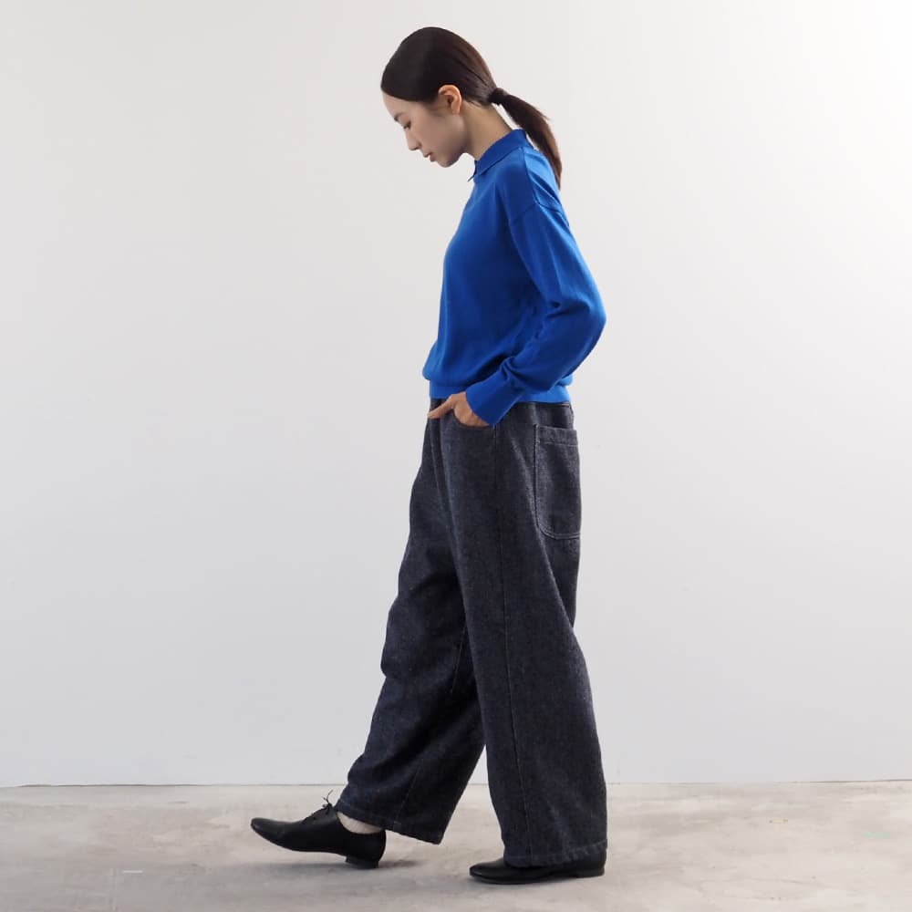 毛七デニム ひつじのノッポパンツ　パンツを着た女性の全身
