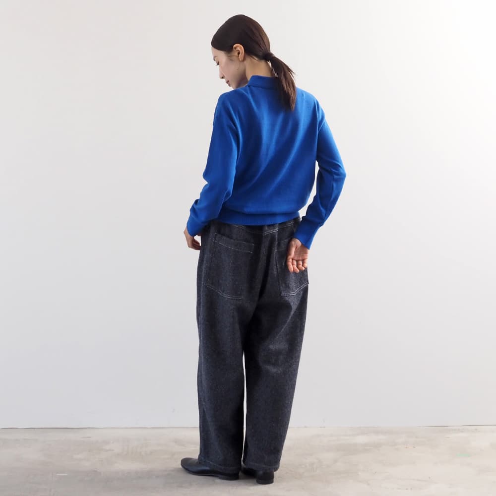 毛七デニム ひつじのノッポパンツ　パンツを着た女性の全身