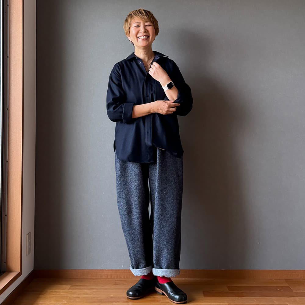 毛七デニム ひつじのノッポパンツ　パンツを着た女性の全身