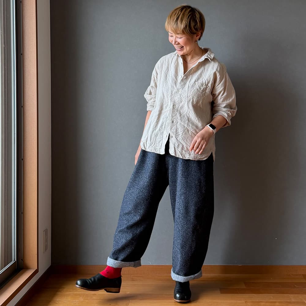 毛七デニム ひつじのノッポパンツ　パンツを着た女性の全身