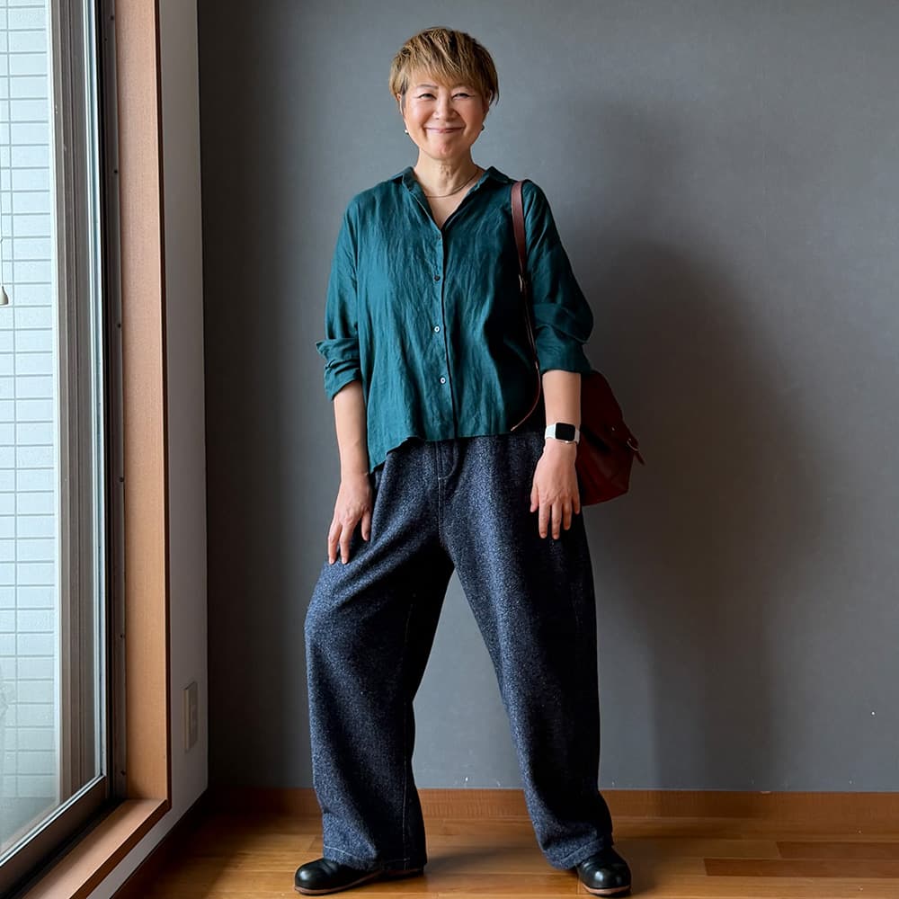 毛七デニム ひつじのノッポパンツ　パンツを着た女性の全身