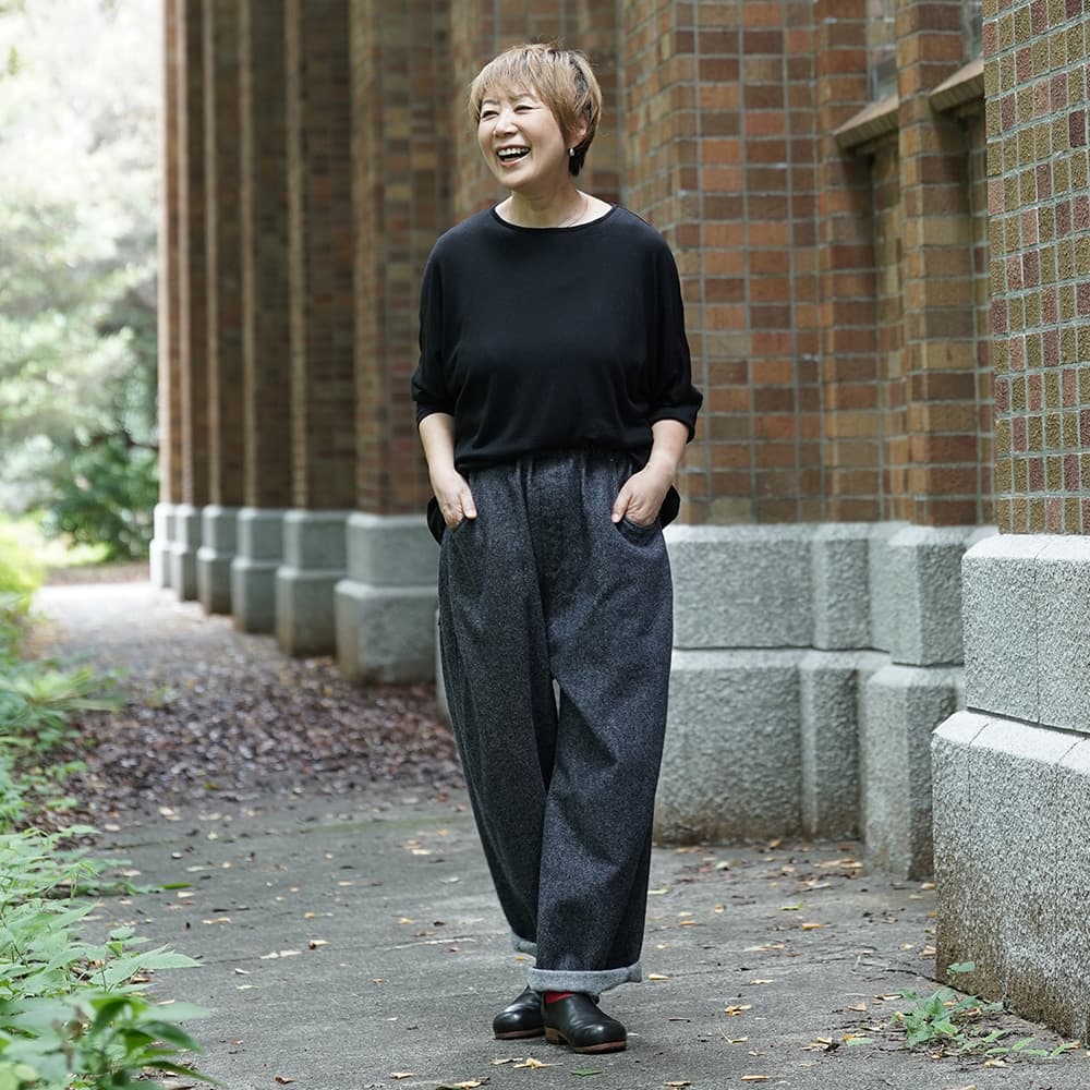 毛七デニム ひつじのノッポパンツ　パンツを着た女性の全身