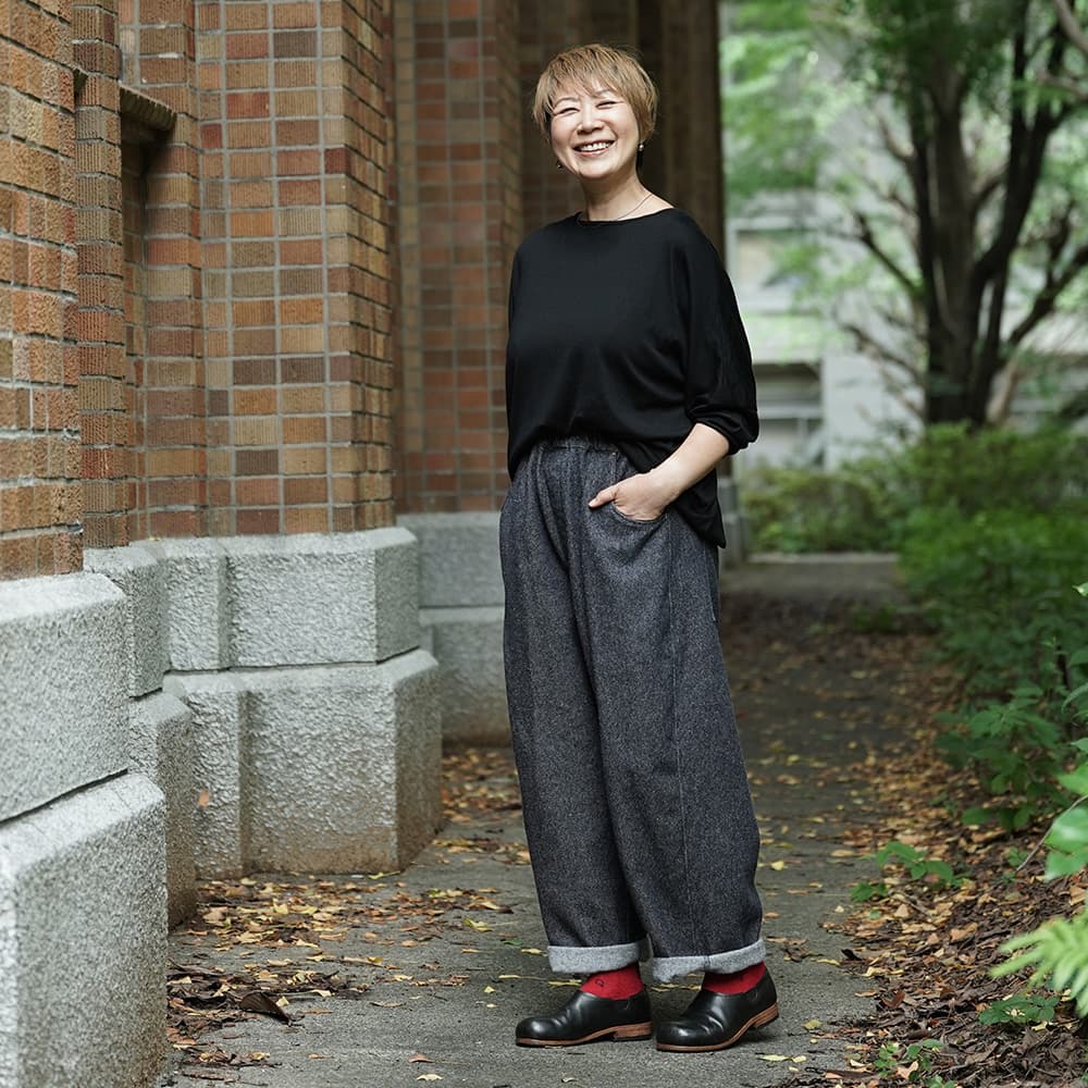 毛七デニム ひつじのノッポパンツ　パンツを着た女性の全身