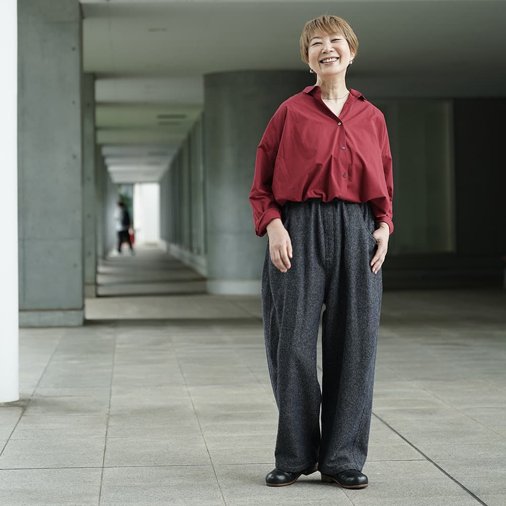 毛七デニム ひつじのノッポパンツ　パンツを着た女性の全身