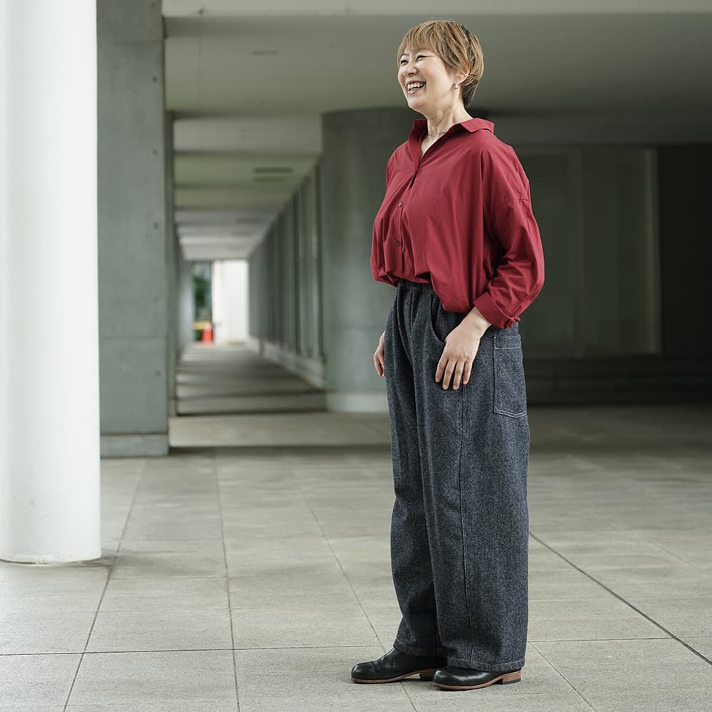 毛七デニム ひつじのノッポパンツ　パンツを着た女性の全身