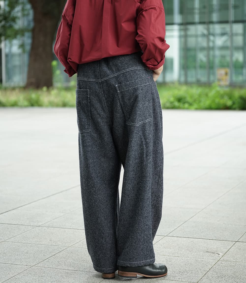 毛七デニム ひつじのノッポパンツ　パンツを着た女性の正面