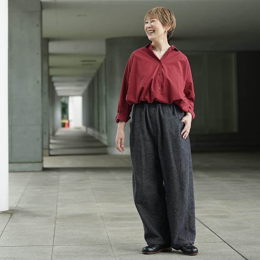 毛七デニム ひつじのノッポパンツ　パンツを着た女性の正面