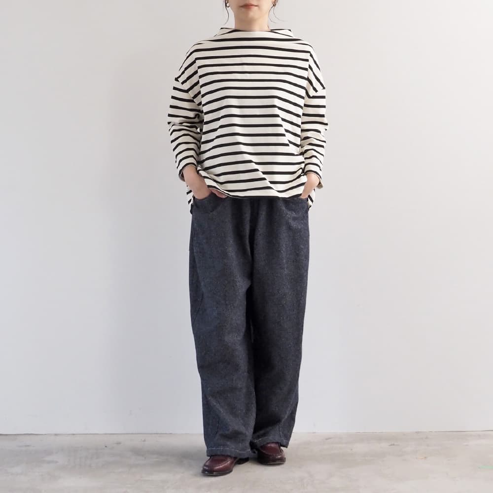 毛七デニム ひつじのノッポパンツ　パンツを着た女性の全身