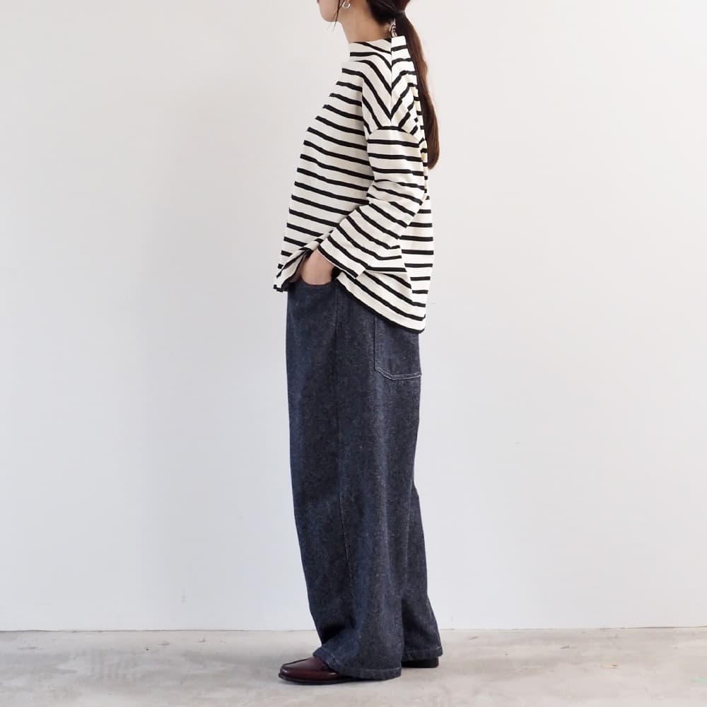 毛七デニム ひつじのノッポパンツ　パンツを着た女性の全身